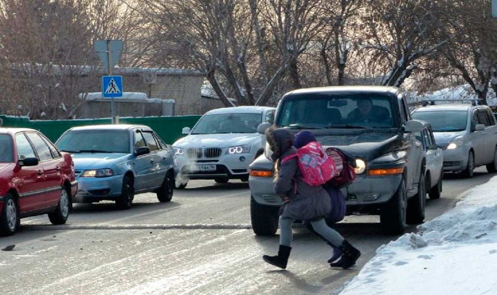 На маму с ребенком идущих по тротуару совершил наезд водитель автомобиля тойота королла